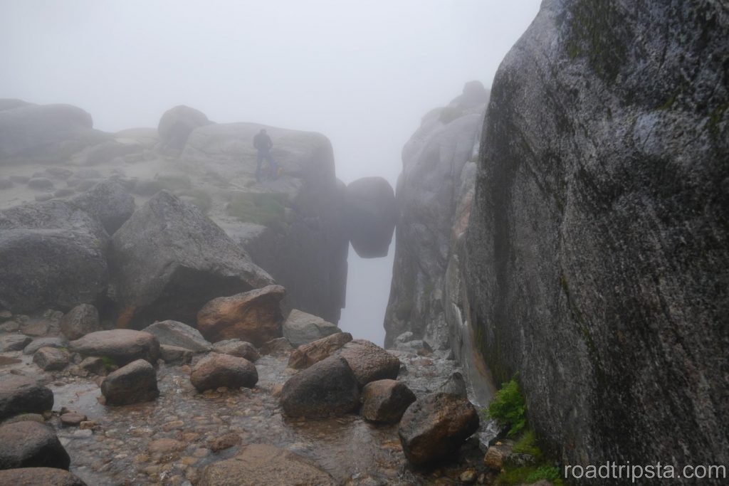 Kjeragbolten | Kampf durch Nebel und Regen Kjeragbolten | Kampf durch Nebel und Regen